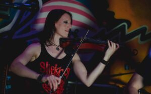 Anna-Maria playing violin in Bar Ceferino